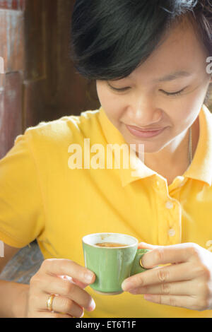 Il cliente gode di hot shot espresso, stock photo Foto Stock