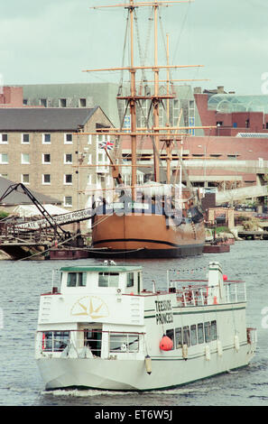 Teesside Princess, basato sul Fiume Tees a Stockton, Maiden Voyage fino Tees dal tees Barrage a Yarm, fermandosi al Castlegate Quay. Il 15 maggio 1996. Nella foto passando la replica del tentativo a Castlegate Quay. Foto Stock