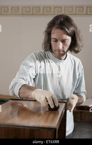 Carpenter lucidatura francese sul cassetto di legno in officina, Baviera, Germania Foto Stock