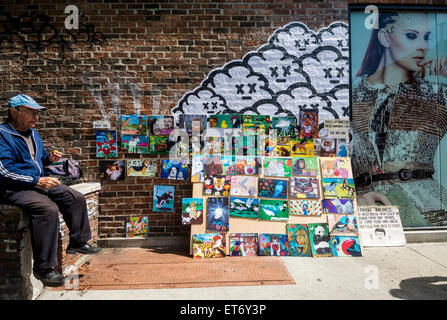 New York, NY uomo offre i suoi dipinti in vendita al costo di $10 ciascuno, nel Greenwich Village ©Stacy Rosenstock Walsh/Alamy Foto Stock