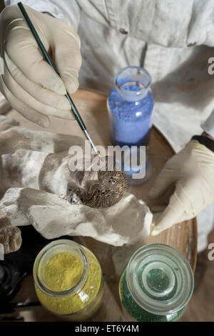 La sezione centrale dello scultore la colorazione di un Gesù Cristo statua in occasione di un seminario, Baviera, Germania Foto Stock