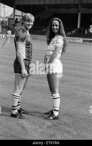 Steve McMahon, Aston Villa Football Player, 1983-1985. Foto-call indossando il nuovo club striscia, e fotografato con modello, Angela Taylor, Villa Park, 18 luglio 1983. Foto Stock