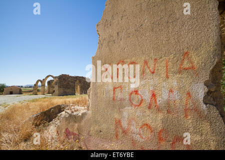 Rovine presso il villaggio abbandonato di Ayios Sozomenos, Cipro. Una visita al villaggio è un viaggio nel passato. Foto Stock