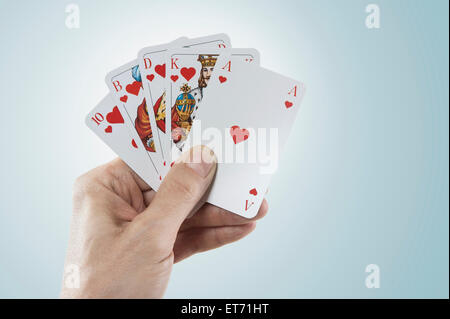 Close-up di mano d'uomo azienda carte da gioco, Baviera, Germania Foto Stock