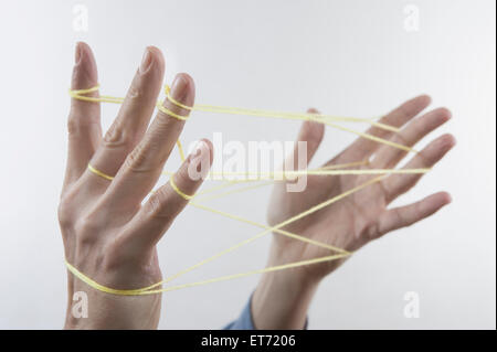 Close-up di un uomo con le mani in mano facendo una culla di gatti con stringa, Baviera, Germania Foto Stock