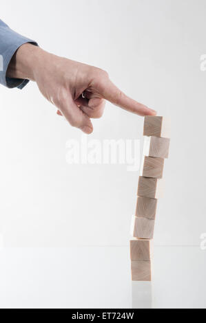 Mano d'uomo di impilaggio di l'ultimo blocco, Baviera, Germania Foto Stock