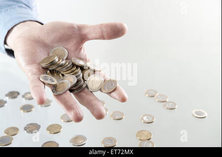 Mano aperta d'affari che tiene monete, Baviera, Germania Foto Stock