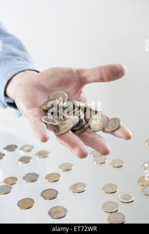 Mano aperta d'affari che tiene monete, Baviera, Germania Foto Stock