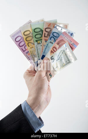 Mano d'affari che mostra banconote in euro, Baviera, Germania Foto Stock