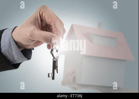 Close-up di un imprenditore il mano che tiene le chiavi di casa di Baviera, Germania Foto Stock