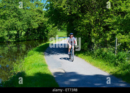 Ciclista sul canale Leeds-Liverpool vicino Ponte Apperley, West Yorkshire, Inghilterra, Regno Unito Foto Stock