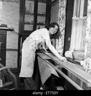 Miss Marie Fielding, unica donna Lucidatrice per l'Isola di Man. Ella è solo 22 anni ed è stato fatto per 9 anni. Isola di Man, 7 maggio 1954 Foto Stock