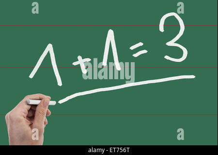 Close up della persona la scrittura a mano i calcoli matematici sulla lavagna, Baviera, Germania Foto Stock