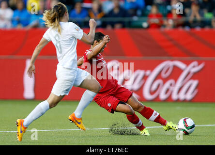 Edmonton. 11 Giugno, 2015. Melissa Tancredi(R) del Canada germogli durante il Gruppo una corrispondenza tra il Canada e la Nuova Zelanda al Commonwealth Stadium di Edmonton, Canada il 11 giugno 2015. La partita si è conclusa con un 0-0. Credito: Wang Lili/Xinhua/Alamy Live News Foto Stock