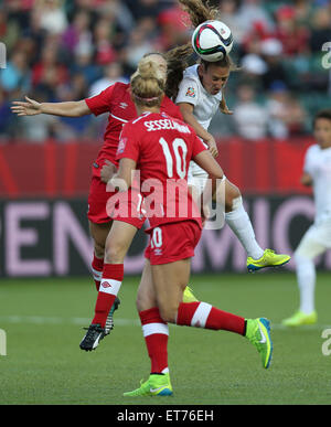 Edmonton. 11 Giugno, 2015. Allysha Chapman (R)del Canada con vies Annalie a lungo della Nuova Zelanda durante il loro gruppo a corrispondere al Commonwealth Stadium di Edmonton, Canada il 11 giugno 2015. La partita si è conclusa con un 0-0. Credito: Qin Lang/Xinhua/Alamy Live News Foto Stock