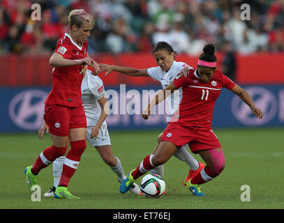 Edmonton. 11 Giugno, 2015. Desiree Scott (R)del Canada il sistema VIES durante il Gruppo una corrispondenza tra il Canada e la Nuova Zelanda al Commonwealth Stadium di Edmonton, Canada il 11 giugno 2015. La partita si è conclusa con un 0-0. Credito: Qin Lang/Xinhua/Alamy Live News Foto Stock