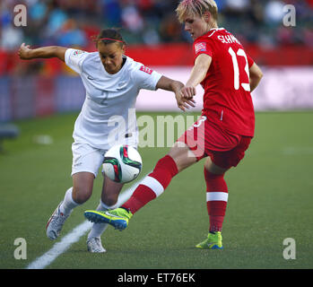 Edmonton. 11 Giugno, 2015. Canada's Sophie Schmidt (R) difende la Nuova Zelanda Ria Percival durante il loro gruppo a corrispondere al Commonwealth Stadium di Edmonton, Canada il 11 giugno 2015. La partita si è conclusa con un 0-0. Credito: Ding Xu/Xinhua/Alamy Live News Foto Stock