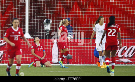 Edmonton. 11 Giugno, 2015. Canada's Christine Sinclair (2 L) reagisce durante il Gruppo una corrispondenza tra il Canada e la Nuova Zelanda al Commonwealth Stadium di Edmonton, Canada il 11 giugno 2015. La partita si è conclusa con un 0-0. Credito: Ding Xu/Xinhua/Alamy Live News Foto Stock