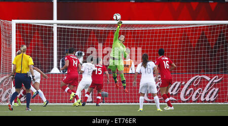 Edmonton. 11 Giugno, 2015. Il Canada è il portiere Erin McLeod (Top) salva un obiettivo durante il Gruppo una corrispondenza tra il Canada e la Nuova Zelanda al Commonwealth Stadium di Edmonton, Canada il 11 giugno 2015. La partita si è conclusa con un 0-0. Credito: Ding Xu/Xinhua/Alamy Live News Foto Stock