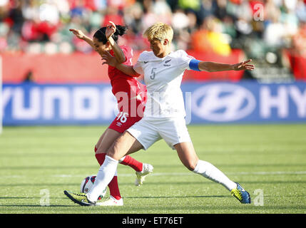 Edmonton. 11 Giugno, 2015. Canada's Jonelle Filigno (L) vies con Nuova Zelanda Abby Erceg durante il loro gruppo a corrispondere al Commonwealth Stadium di Edmonton, Canada il 11 giugno 2015. La partita si è conclusa con un 0-0. Credito: Ding Xu/Xinhua/Alamy Live News Foto Stock