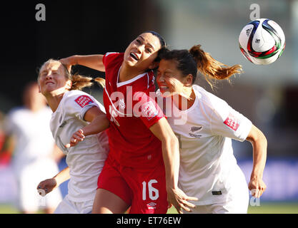 Edmonton. 11 Giugno, 2015. Canada's Jonelle Filigno (C) sistema VIES con Nuova Zelanda Ali Riley durante il loro gruppo a corrispondere al Commonwealth Stadium di Edmonton, Canada il 11 giugno 2015. La partita si è conclusa con un 0-0. Credito: Ding Xu/Xinhua/Alamy Live News Foto Stock