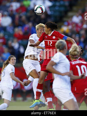 Edmonton. 11 Giugno, 2015. Canada's Christine Sinclair (Top R) vies con Nuova Zelanda Abby Erceg durante il Gruppo a corrispondere al Commonwealth Stadium di Edmonton, Canada il 11 giugno 2015. La partita si è conclusa con un 0-0. Credito: Ding Xu/Xinhua/Alamy Live News Foto Stock