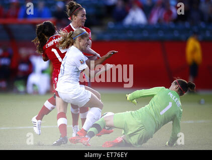 Edmonton. 11 Giugno, 2015. La Nuova Zelanda è Rosie bianco (3 L) rende una minaccia di fronte Canada's gate durante il loro gruppo a corrispondere al Commonwealth Stadium di Edmonton, Canada il 11 giugno 2015. La partita si è conclusa con un 0-0. Credito: Ding Xu/Xinhua/Alamy Live News Foto Stock