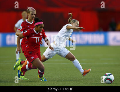 Edmonton. 11 Giugno, 2015. Canada's Desiree Scott (C) sistema VIES con Nuova Zelanda Katie Duncan durante il loro gruppo a corrispondere al Commonwealth Stadium di Edmonton, Canada il 11 giugno 2015. La partita si è conclusa con un 0-0. Credito: Ding Xu/Xinhua/Alamy Live News Foto Stock