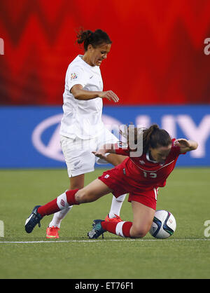 Edmonton. 11 Giugno, 2015. Canada's Allysha Chapman (R) il sistema VIES con la Nuova Zelanda è Ambra Hearn durante il loro gruppo a corrispondere al Commonwealth Stadium di Edmonton, Canada il 11 giugno 2015. La partita si è conclusa con un 0-0. Credito: Ding Xu/Xinhua/Alamy Live News Foto Stock