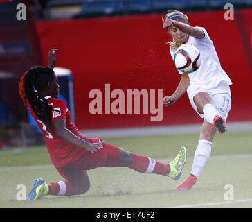 Edmonton. 11 Giugno, 2015. Canada's Kadeisha Buchanan (L) vies con Nuova Zelanda Rosie White durante il loro gruppo a corrispondere al Commonwealth Stadium di Edmonton, Canada il 11 giugno 2015. La partita si è conclusa con un 0-0. Credito: Ding Xu/Xinhua/Alamy Live News Foto Stock