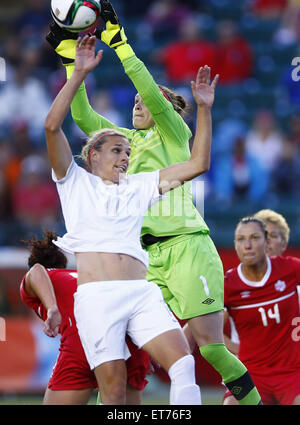 Edmonton. 11 Giugno, 2015. Il Canada è il portiere Erin McLeod (Top) vies con Nuova Zelanda Kirsty Yallop (anteriore) durante il loro gruppo a corrispondere al Commonwealth Stadium di Edmonton, Canada il 11 giugno 2015. La partita si è conclusa con un 0-0. Credito: Ding Xu/Xinhua/Alamy Live News Foto Stock