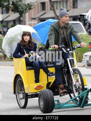 Zooey Deschanel le riprese di un nuovo episodio di hit FOX TV show 'nuova ragazza' in un giorno di pioggia a Los Angeles con: Zooey Deschanel dove: Los Angeles, California, Stati Uniti quando: 16 Dic 2014 Credit: Cousart/JFXimages/WENN.com Foto Stock