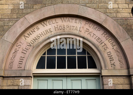 Regno Unito, Inghilterra, Derbyshire, Buxton, vecchio Devonshire Hospital St Anne's bene pompa segno in camera Foto Stock