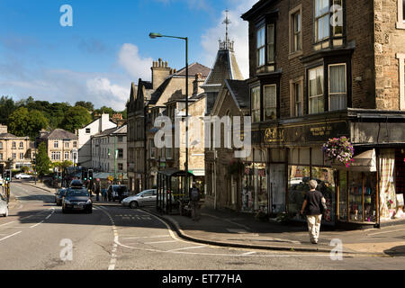 Regno Unito, Inghilterra, Derbyshire, Buxton, terrazza su strada, tradizionali negozi indipendenti Foto Stock