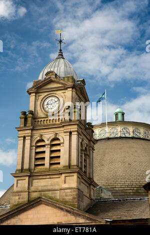 Regno Unito, Inghilterra, Derbyshire, Buxton, l'università: alcuni dati statistici di Derby Devonshire la cupola e la torre dell orologio Foto Stock