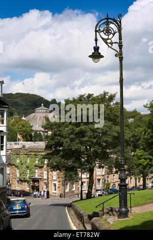 Regno Unito, Inghilterra, Derbyshire, Buxton, Hall Banca, guardando verso Old Hall Hotel e dome Foto Stock