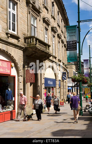 Regno Unito, Inghilterra, Derbyshire, Buxton, Spring Gardens, gli amanti dello shopping nella zona pedonale strada per lo shopping Foto Stock