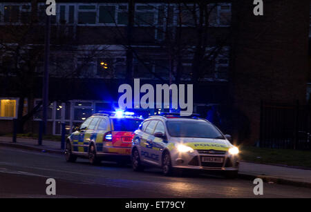 Il raid della polizia un indirizzo in Edmonton, a nord di Londra in collegamento possibile con un fatale accoltellato che è accaduto nella zona lo scorso fine settimana (14Dic14) dotato di: atmosfera dove: Londra, Regno Unito quando: 17 Dic 2014 Credit: WENN.com Foto Stock