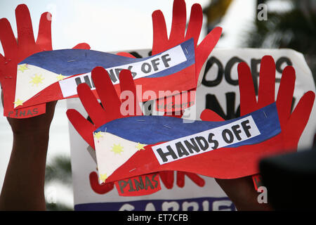 Manila, Filippine. 12 Giugno, 2015. Poster detenute da manifestanti di arieggiare la loro chiamata per gli Stati Uniti di lasciare le Filippine. Ci sono circa un migliaio di manifestanti hanno marciato per l ambasciata degli Stati Uniti in Roxas Boulevard a Manila, all'aria le loro rimostranze contro la presenza militare statunitense nelle Filippine. La marcia di protesta è tenuto in commemorazione del 117Giorno Di Indipendenza nelle Filippine. Credito: J Gerard Seguia/Pacific Press/Alamy Live News Foto Stock