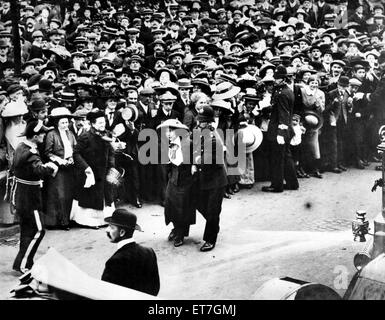 Giovani Suffragette, Maria Phillips, trascinati via dalla polizia dopo che gettò la farina presso il Primo Ministro, signor Asquith, in Chester Town Hall Square. Circa nel settembre 1912. Foto Stock