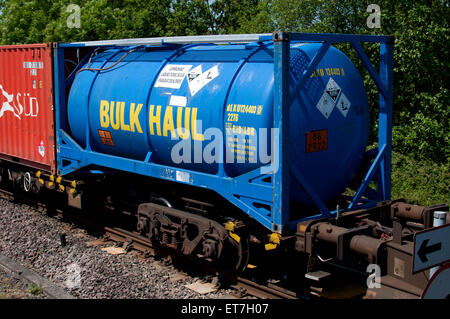 Bulkhaul paraquat dicloruro serbatoio rampa su un treno intermodale, Warwickshire, Regno Unito Foto Stock