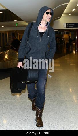 Tom Hiddleston arriva su un volo per l'Aeroporto Internazionale di Los  Angeles (LAX) indossare una