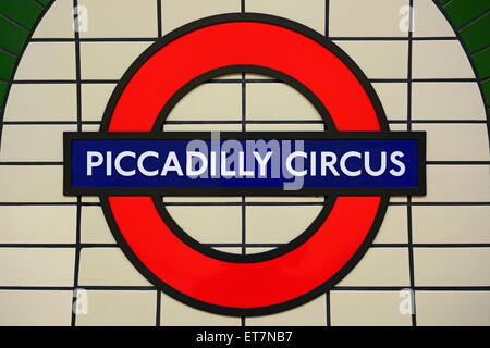 Piccadilly Circus la Stazione della Metropolitana di segno. Londra, Regno Unito. Foto Stock