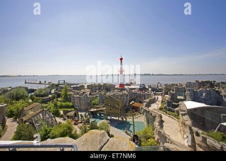 Der 'Zoo am Meer' an der Wesermuendung mit dem Leuchtturm 'Bremerhaven Unterfeuer', Deutschland, Freie Hansestadt Bremen, Bremer Foto Stock