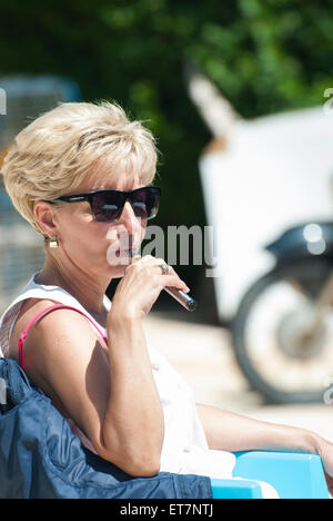 Donna vaping sigaretta elettronica Foto Stock