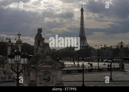 Torre Eiffel contro il cielo nuvoloso, Parigi, Francia Foto Stock