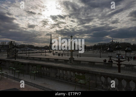 Torre Eiffel contro il cielo nuvoloso, Parigi, Francia Foto Stock