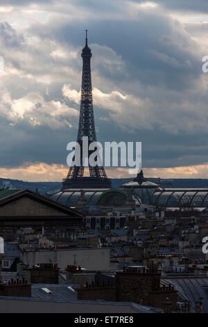 Torre Eiffel contro il cielo nuvoloso, Parigi, Francia Foto Stock