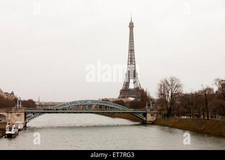 Torre Eiffel a riverbank, Parigi, Francia Foto Stock