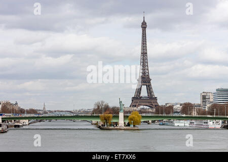 Replica della Statua della Libertà vicino al Pont Grenelle con la Torre Eiffel sullo sfondo, Parigi, Francia Foto Stock